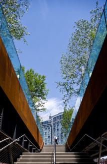 Stairways and lifts provide access to the “floating garden“. Source: Iwan Baan Stairways provide access to the The High Line